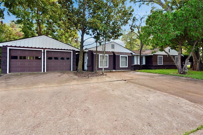 Building Photo - 208 Southern Oaks Dr