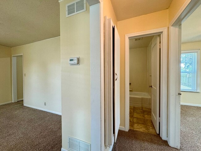 Building Photo - 2 Bedroom Home in Haysville, KS