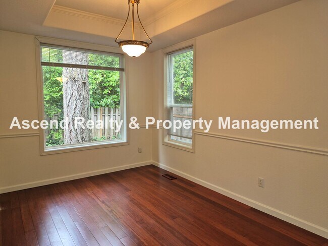 Foto del edificio - Available Now Stunning 2 Level Traditional...