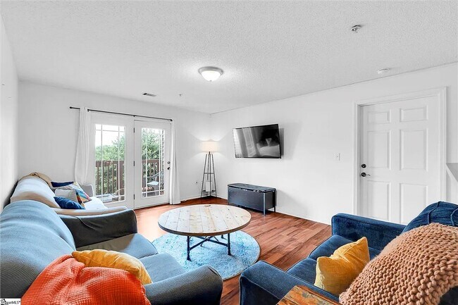 Foto del edificio - 1412 Harts Ridge Dr