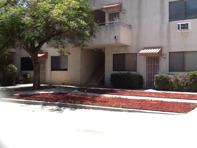 Building Photo - 725 E Pine St