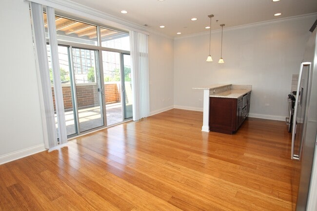 Building Photo - 1609 W Warren Blvd