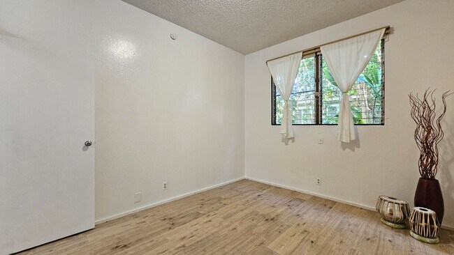 Building Photo - 2 bedroom 1 bath duplex in Kalama Valley!