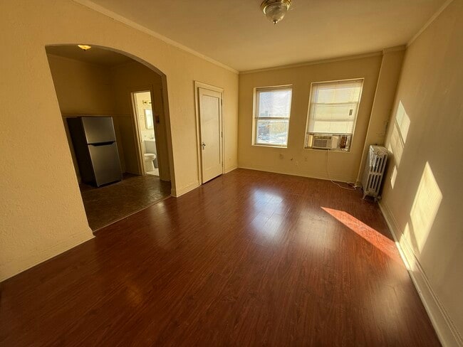 Building Photo - 6930 N Greenview Ave