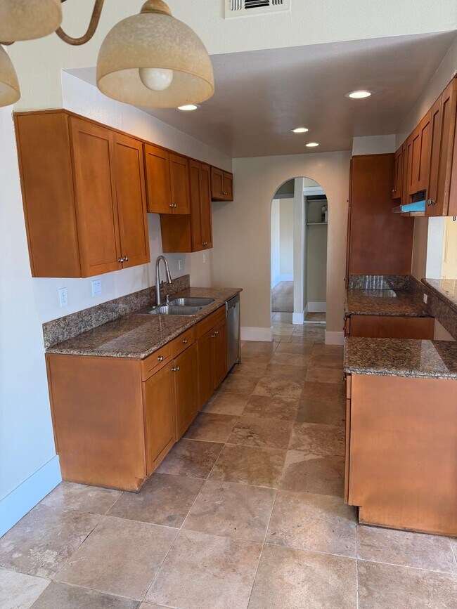 Foto del edificio - 1760 Temple Ave