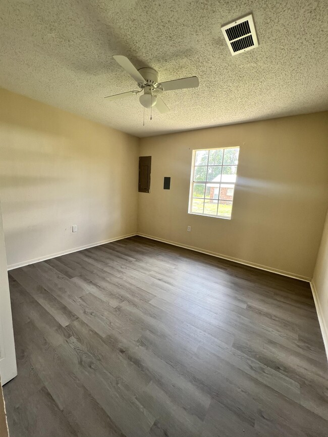 Building Photo - 1601 University Pkwy
