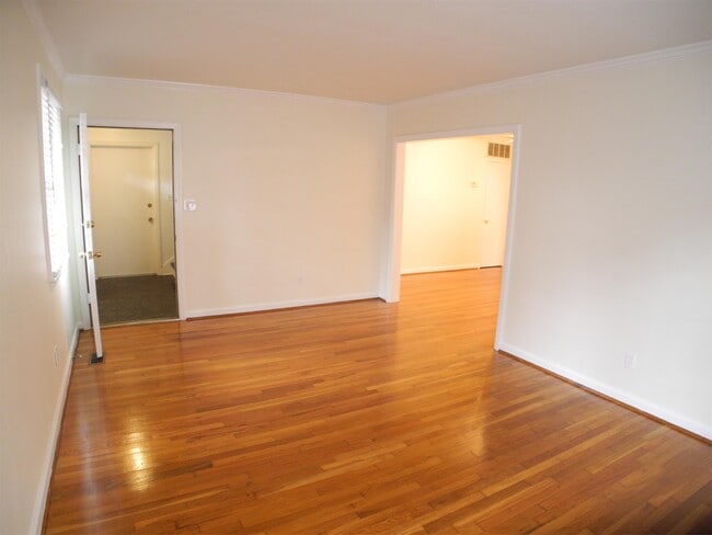 Building Photo - 620 E 53rd St