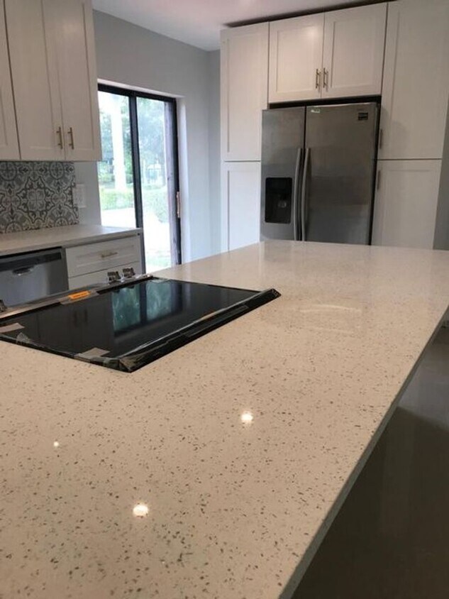 Foto principal - 560 NE 48th St