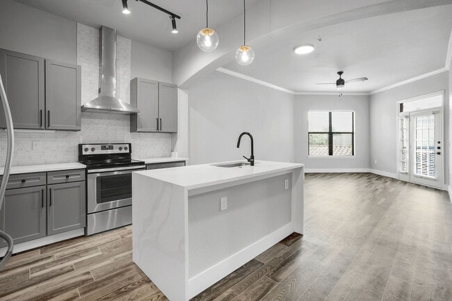 Building Photo - No Deposit! Modern 1/1 in Downtown!