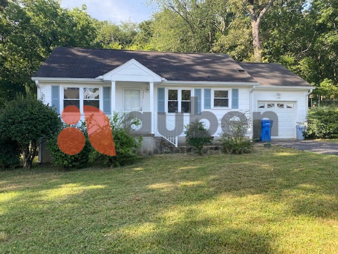 Foto principal - Updated 2 bed home with garage. Minutes to...