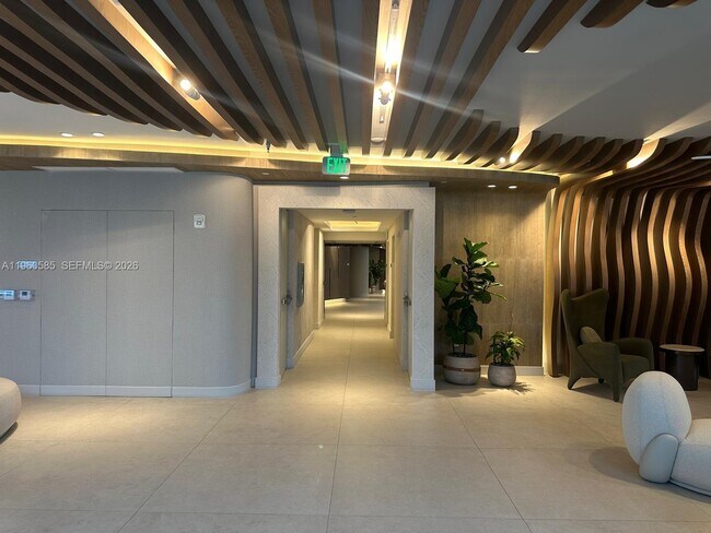 Foto del edificio - 700 NE 24th St