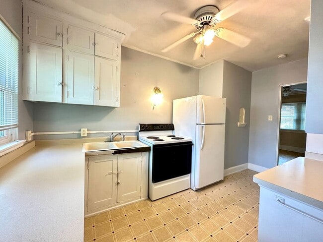 Building Photo - 2320 E 2nd St