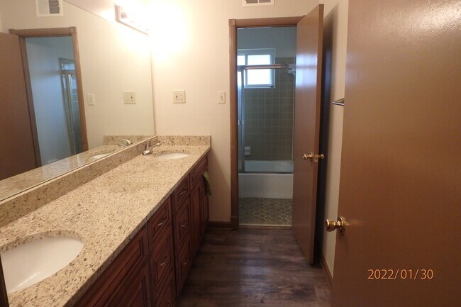 Hall Bath with 2 sinks - 3183 Teaberry Ln