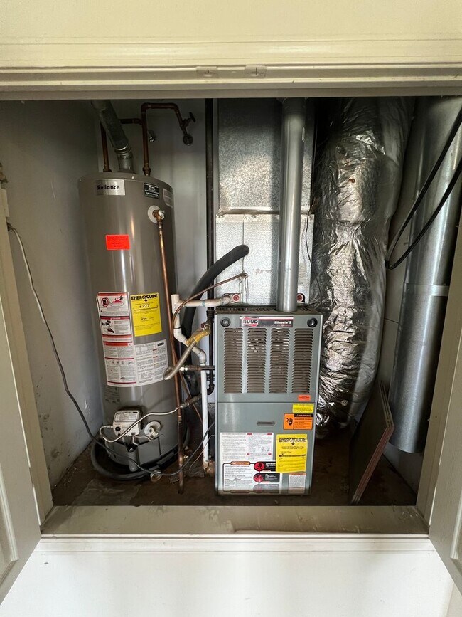 Foto del edificio - 3 Bed 2 Bath House with 2 Car Garage.  Has Gas Heat & Hot Water.