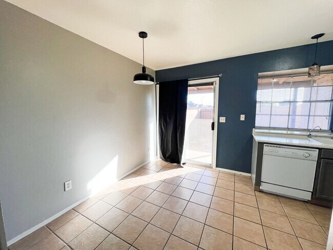 Foto del edificio - MOVE IN SPECIAL! Updated 2 Bed/2.5 Bath To...