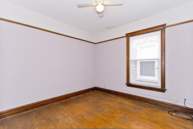 Building Photo - 1476 W Farragut Ave