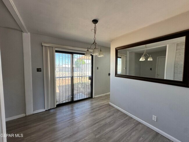 Building Photo - 10020 Nesbit Ave