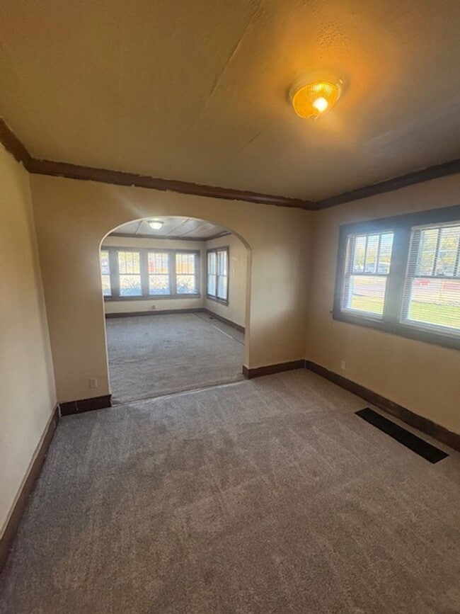 Building Photo - 1208 NE Jefferson Ave