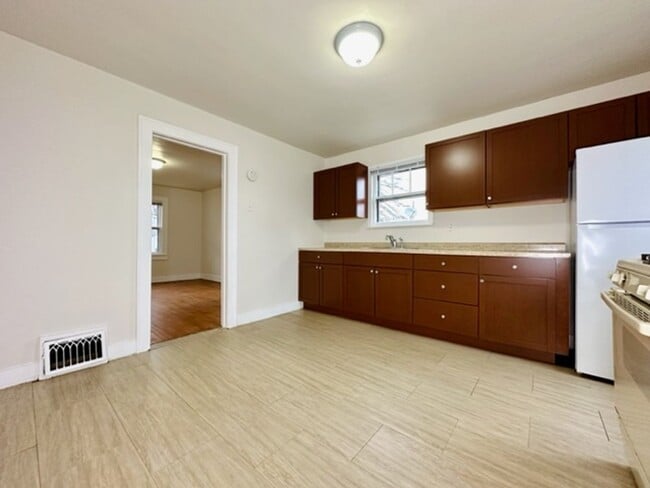 Building Photo - 915 12th Ave
