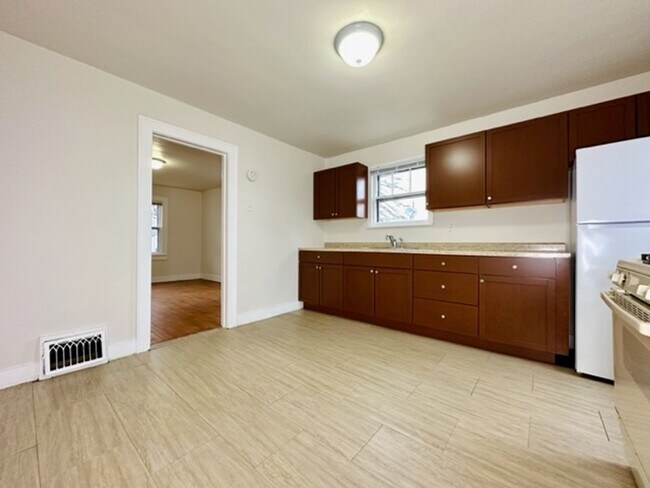 Building Photo - 915 12th Ave