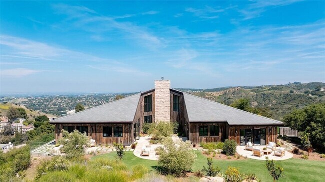 Foto del edificio - 3121 Old Topanga Canyon Rd