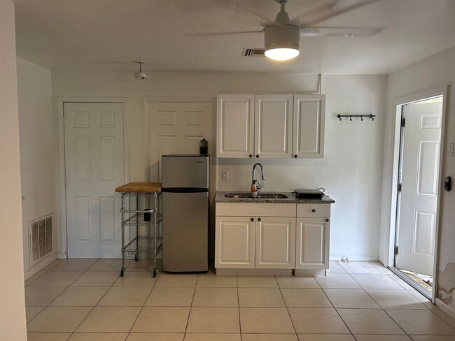 Foto del edificio - 2208 N Lockwood Ridge Rd