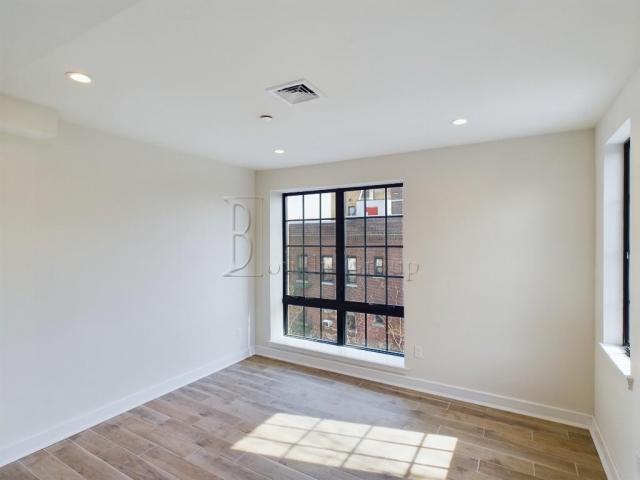 Foto del edificio - 1 bedroom in ASTORIA NY 11102