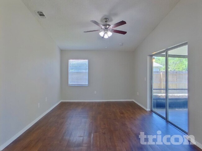 Foto del edificio - 1416 Thistledown Dr