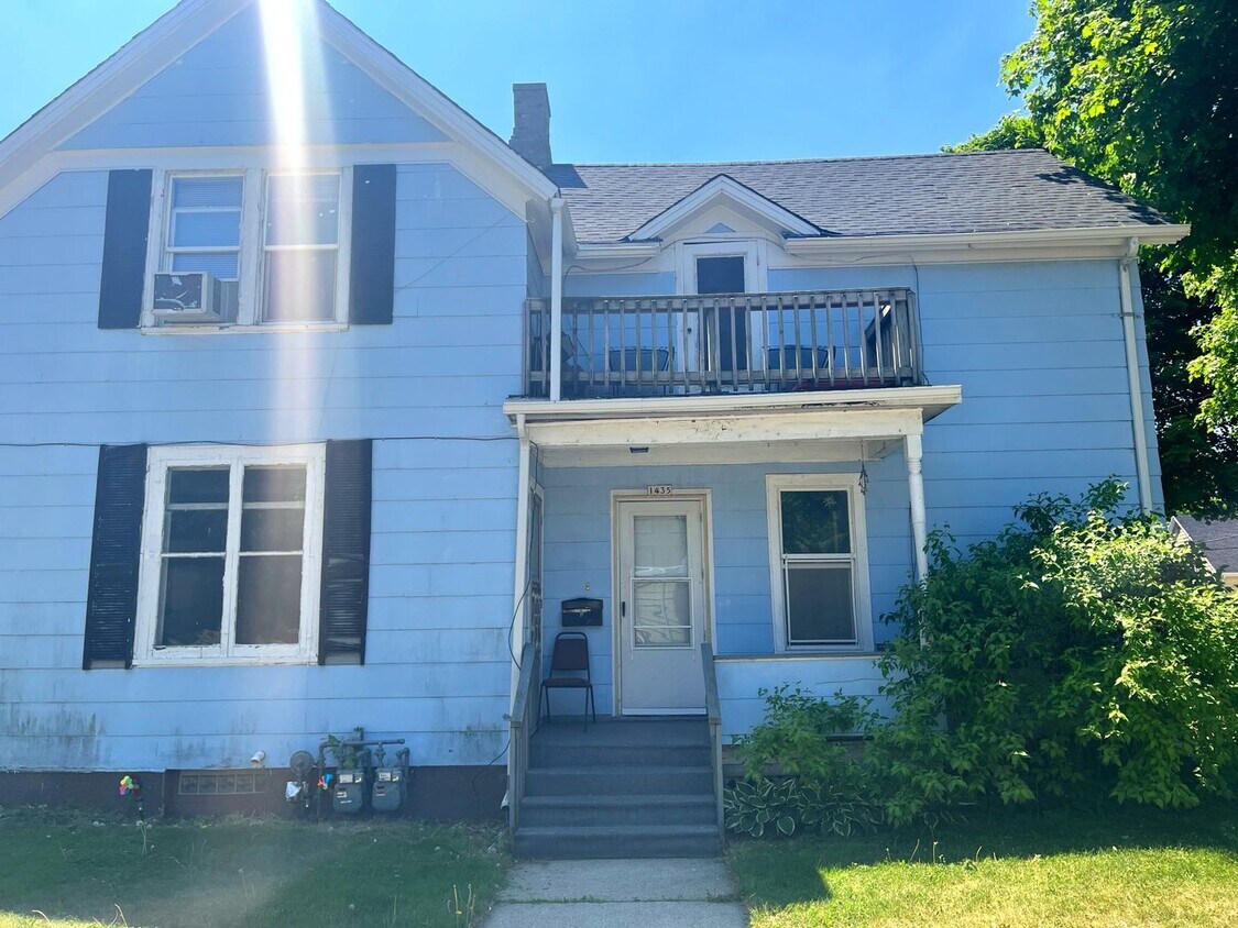 Primary Photo - 1435 Huron Ave - Duplex
