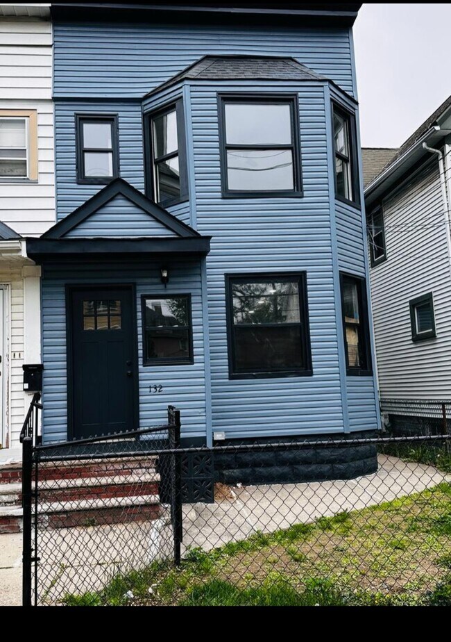 Building Photo - 132 Elm St