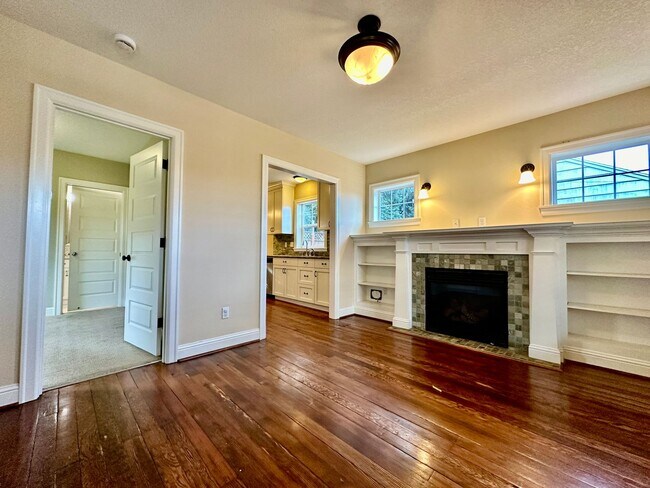Building Photo - Remodeled Piedmont 3 Bedroom Home with Har...