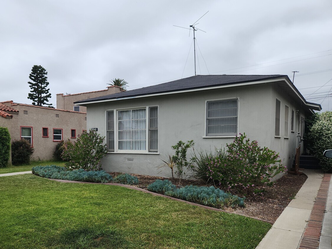 Primary Photo - 3541 Lewis Ave