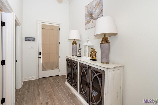 Foto del edificio - Fully Furnished!  5 bedroom, 3 bath home i...
