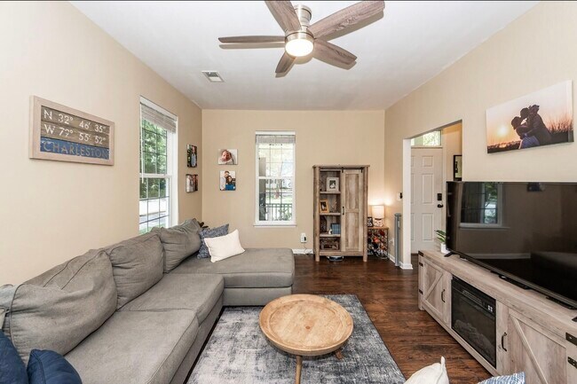 Foto del edificio - 1418 Whispering Oaks Trl