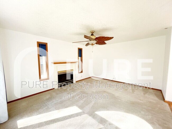 Building Photo - 1535 NW Wallula Ave