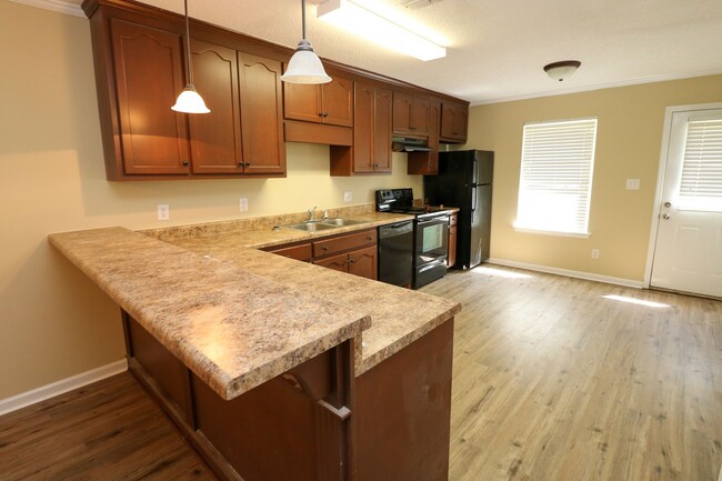 Foto del edificio - 2 BEDROOM, 2 1/2 BATH TRIPLEX CLOSE TO HON...