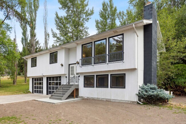 Foto del edificio - 3 Bed, 2.5 Bath House in the Rattlesnake