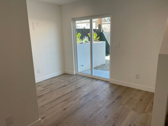 Foto del edificio - 1529 Winona Blvd