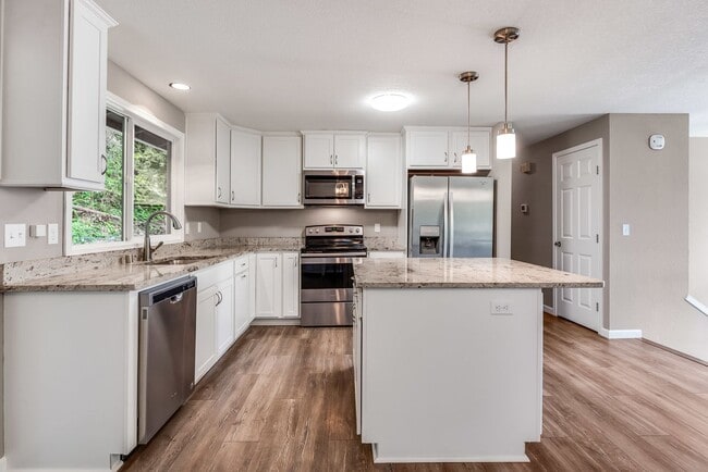 Building Photo - Updated split level home in Shoreline with...