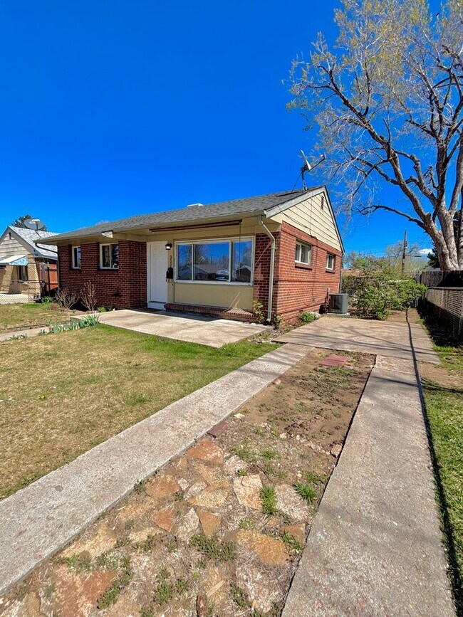 Building Photo - Remodeled Denver Park Hill 2-Bed Home Near City Park & Transit! Available Now!!