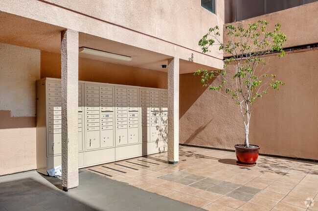 Courtyard - Lakeview Mansion