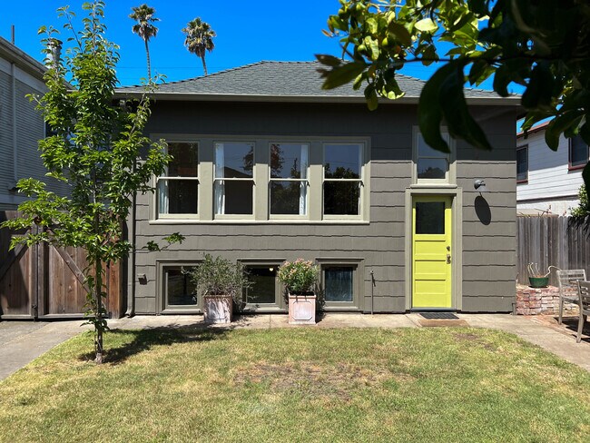 Building Photo - 1442 Bay St