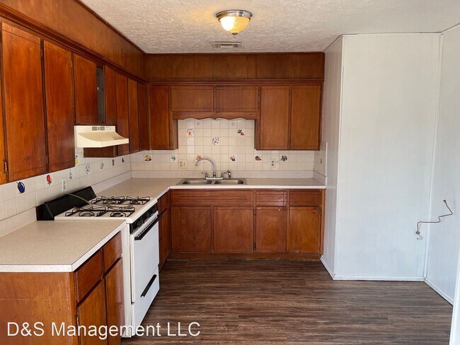 Building Photo - 3 br, 1.5 bath House - 1716 Regency Blvd.,