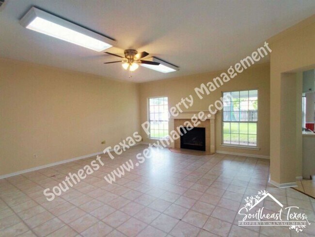 Foto del edificio - 7920 Buttercup Ln