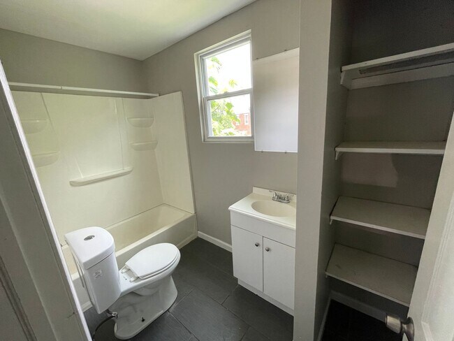 Foto del edificio - Charming 2-Bedroom Home with Rooftop Space – Available Now in North Philadelphia!