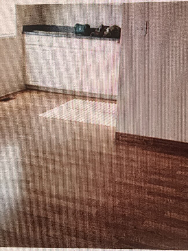 Comedor - 50 NE Village Squire Ave