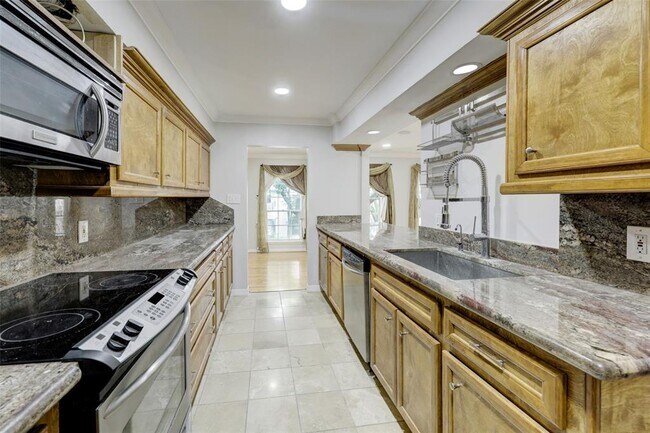 Building Photo - 359 N Post Oak Ln