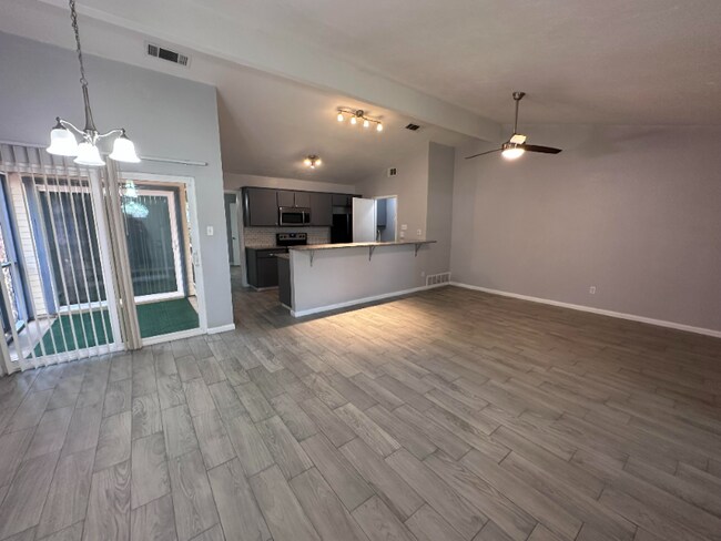 Foto del edificio - 517 Crowley Rd