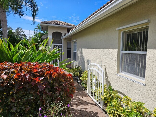 Foto del edificio - Annual Unfurnished 2 Bedroom 2 Bathroom Attached Villa in The Oak Forest of Sarasota located in E...