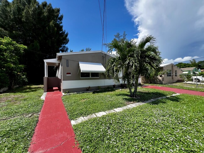 Foto del edificio - 5209 Pinewood Ave